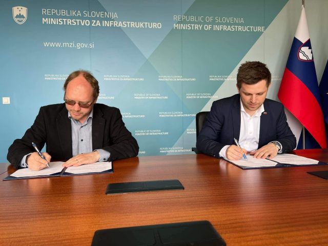 Podpis pogodbe za pešpot - Blaž Milavec in Aleš Mihalič (Foto: Občina Sodražica)