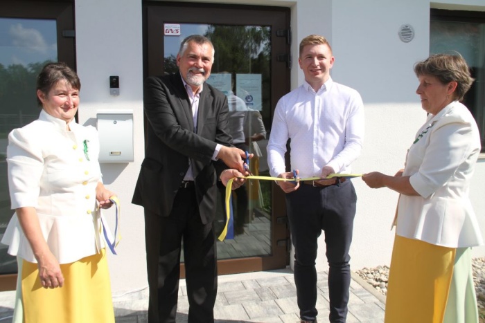 Trak ob odprtju nove zdravstvene ambulante sta slovesno prerezala župan Andrej Martin Kostelec in zdravnik Mitja Mataln.