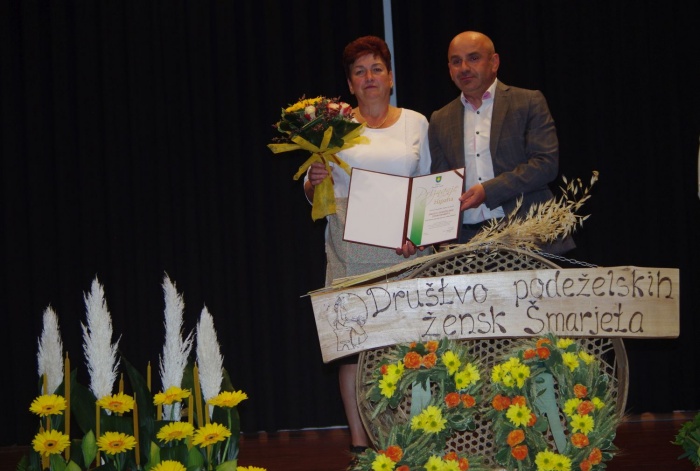 Župan Marjan Hribar je društvu oz. predsednici Alenki Avsec izročil zahvalo.