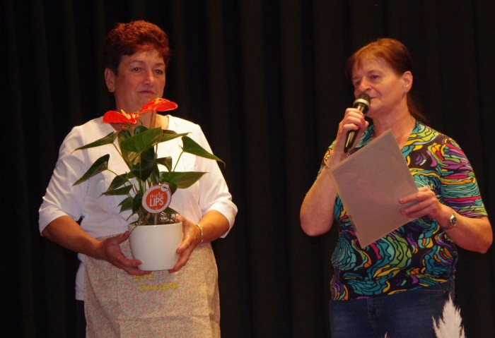Irena Ule (na desni) je DPŽ Šmarjeta izročila priznanje Zveze kmetic Slovenije.