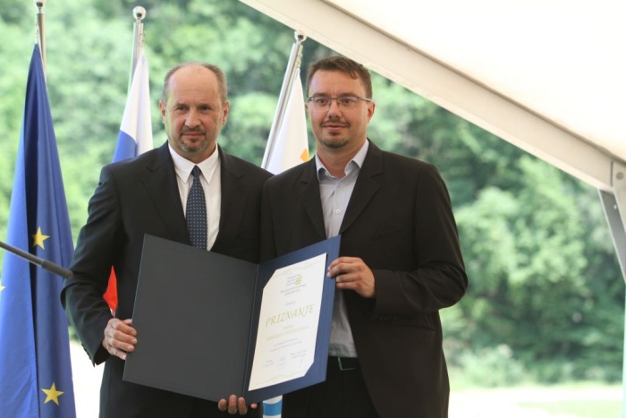 Predsednik Komunalne zbornice Slovenije mag. Janko Širec je direktorju Komunale Trebnje Franciju Starbeku ob obletnici podelil priznanje za podjetniške dosežke.  