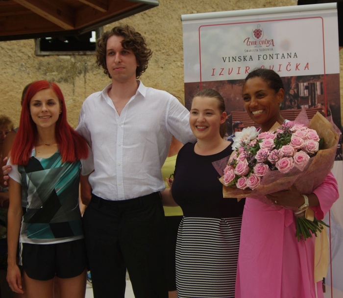Irena Yebuah Tiran (na desn) s tremi od štirih mladih talentov, za katere se zbira denar: Klara Lukan, Jan Arh in Ema Starešinič