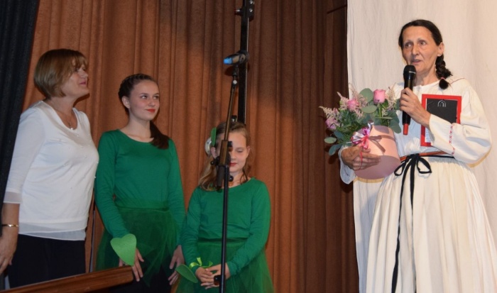 Ravnateljica Damjana Vraničar (levo), z učenkama Nejo Veselič in Leo Cvitkovič, je predala zahvalo vodji projekta spevoigre Kresniček, Majdi Veselič.