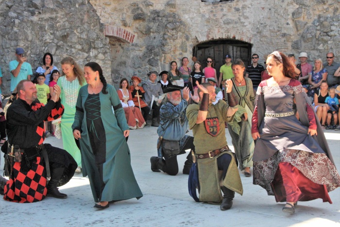 Srednjeveški in renesančni plesi so bili protiutež mečevanju.