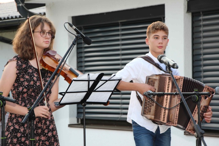 Lucija in Gašper Rangus, učenca Glasbene šole Marjana Kozine, sta zaigrala dve Slakovi pesmi.