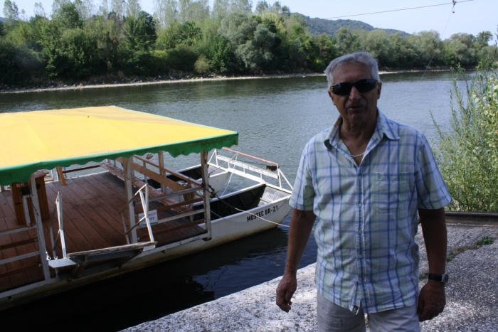 Predsednik Brodarskega turističnega društva Mostec in brodar Stanko Savnik pravi, da tako nizke Save ne pomni. (Foto: M. L.)