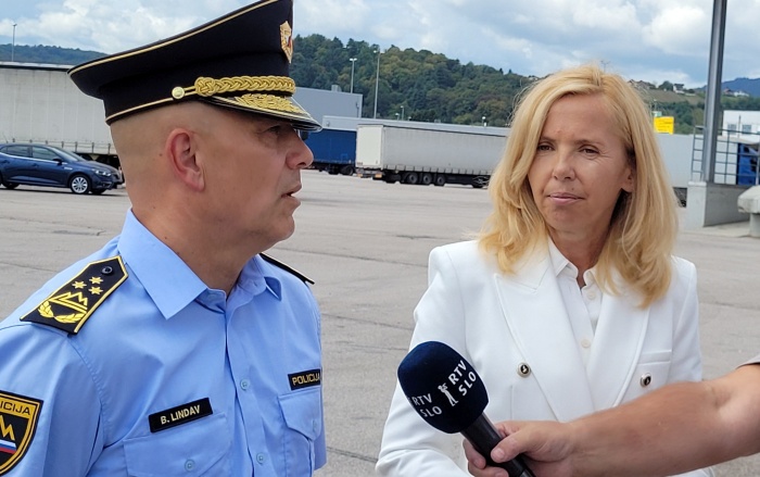 Ministra na MP Obrežje: Slovenija absolutno podpira vstop Hrvaške v schengen