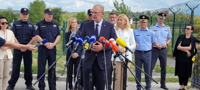 Ministra na MP Obrežje: Slovenija absolutno podpira vstop Hrvaške v schengen