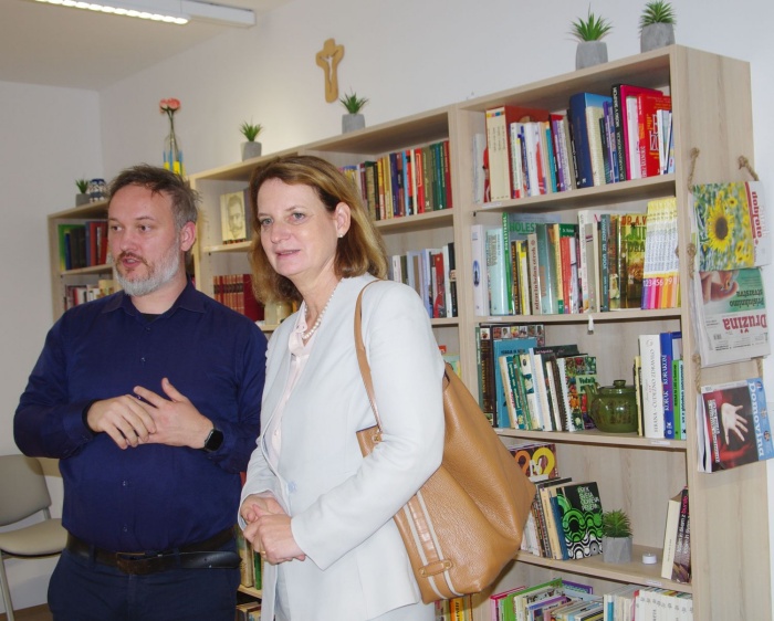 Simon Dvornik je avstrijski veleposlanici razkazal Knjižnico Dnevna soba Škofijske karitas Novo mesto.