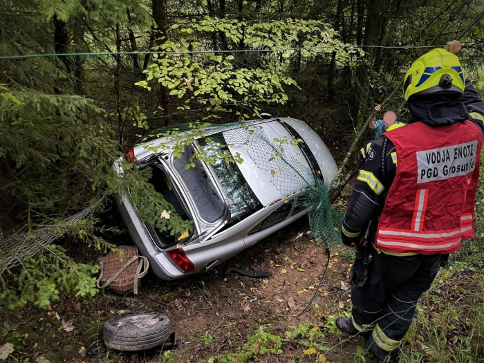 Iz avtomobila na avtocesti Višnja Gora - Ljubljana sta voznik in sopotnik izstopila nepoškodovana. (Fotografiji: PGD Grosuplje)