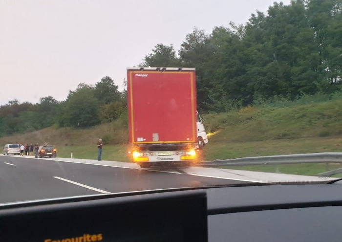47-letni voznik tovornega vozila je včeraj zjutraj zapeljal desno z avtoceste na brežino in tam obstal. (Fotografiji: FB PKD)