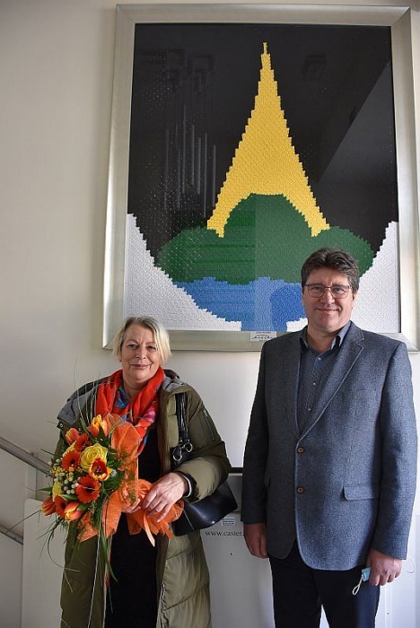 Lidija Vodušek je izdelala grb Občine Brežice, za katerega so odšteli 500 evrov, Kvačkarica nNa sliki z županom Ivanom Molanom. (Foto: arhiv OB)