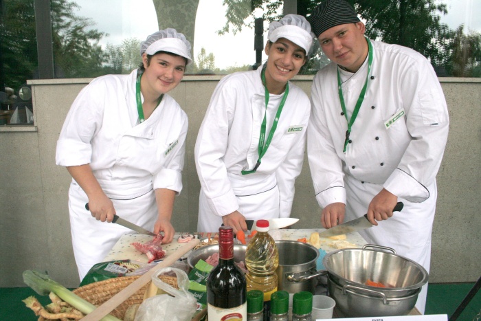 Takole je novomeška ekipa kuhala na prvem  mednarodnem srečanju in tekmovanju srednjih šol za gostinstvo in turizem  pred desetimi leti na Otočcu. (Foto: B. Blaić)