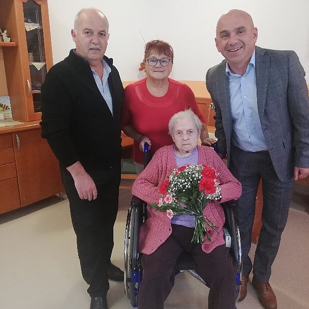 Mariji Žveglič so za 104. rojstni dan iz srca čestitali (od leve) Janez Turk, Ivanka Jeglič in šmarješki župan Marjan Hribar. (Foto: Občina ŠT)