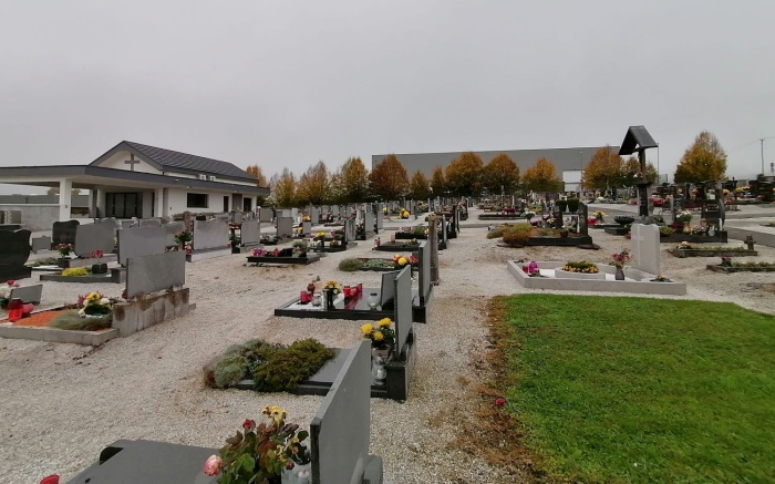 Pokopališče v Šmarjeti z novo mrliško vežico (na levi), zadaj pa stoji poslopje podjetja Plastoform.