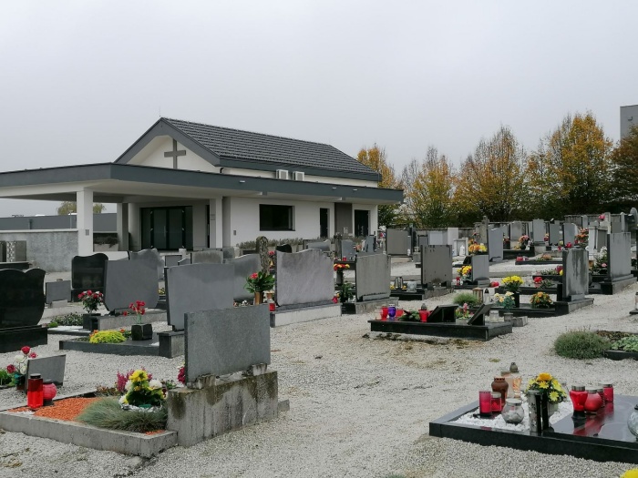 Pokopališče v Šmarjeti nikakor ne bodo nikamor selili, ostaja na starem mestu in ga bodo celo širili ter uredili dodatna parkirišča.