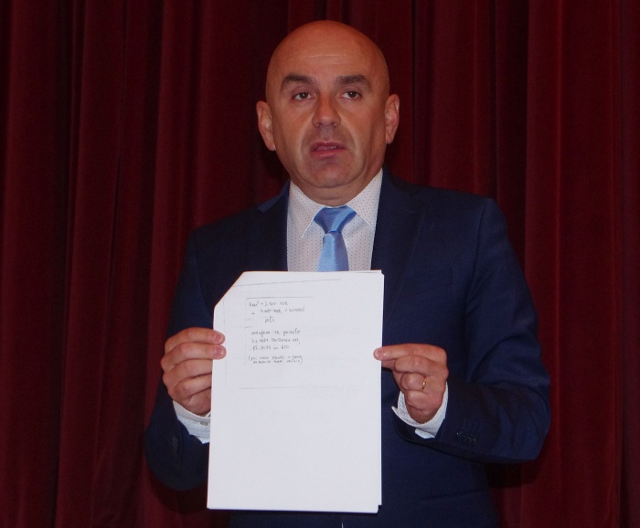 Župan Marjan Hribar v rokah drži dokaz - kopijo listka z zahtevami avtoprevoznika Boštjana Košljarja, zaradi česar je šel v kazensko ovadbo.