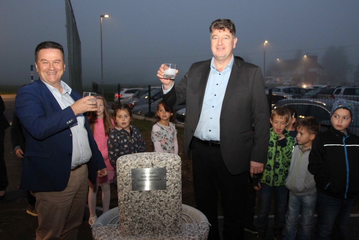 Direktor novomeške Komunale Bojan Kekec in župan Simončič sta nazdravila z vodo iz novega pitnika.