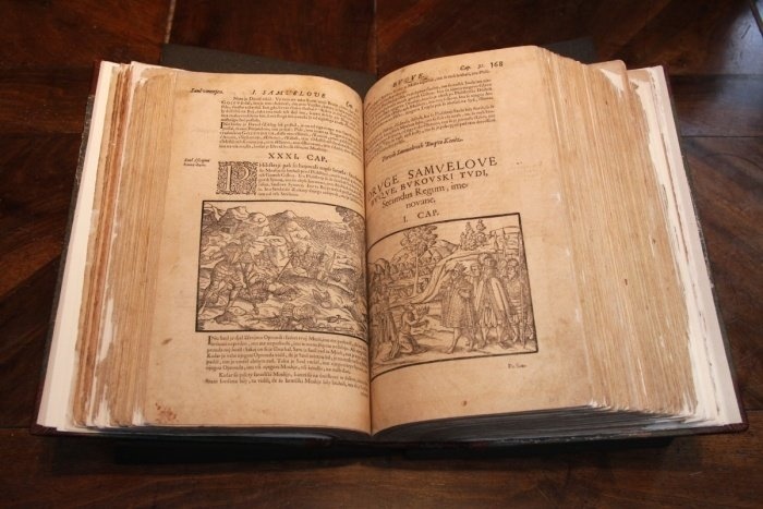 Dalmatinova biblija z letnico 1584,  last krške Valvasorjeve knjižnice. (Foto: arhiv DL)