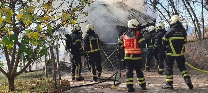FOTO: Pogorela drvarnica, zidanica nepoškodovana