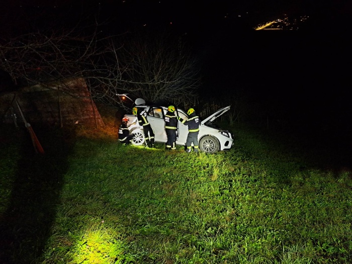 Tole pa je še fotografija sinočnje nesreče pri naselju Vrhek, kjer je, kot smo že zjutraj poročali, osebno vozilo zdrsnilo po strmem pobočju in se ustavilo med drevesi. (Foto: PGD Sevnica)