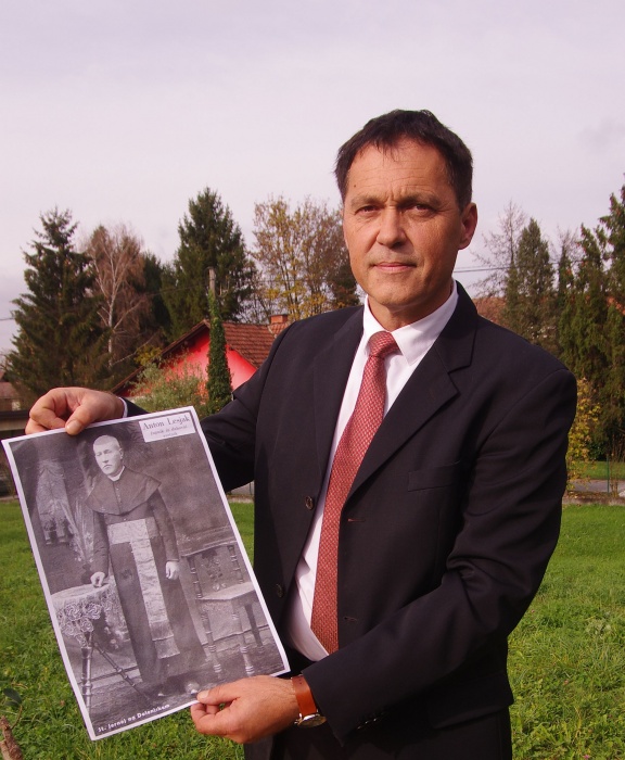 Bregar v rokah drži fotko nekdanjega šentjernejskega župnika g. Antona Lesjaka, ki je bil zaslužen za marsikaj v Šentjerneju.