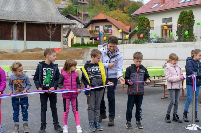 Županja Polona Kambič je skupaj z otroci investicijo uradno predala namenu.