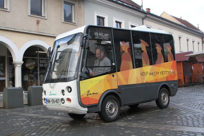 Leon, električni minibus, ki vozi po širšem območju mestnega jedra, reši marsikatero zagato. (Foto: I. Vidmar)