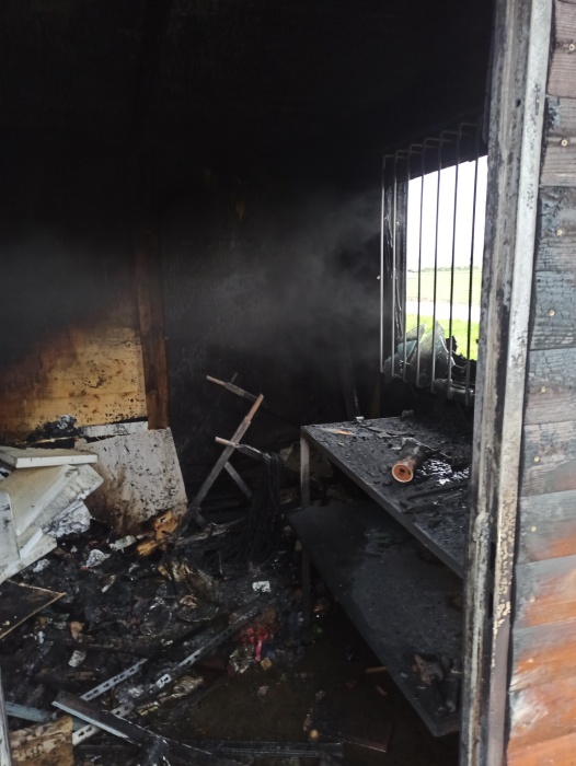 FOTO: Zagorel manjši lesen objekt; trčil v tovornjak in poletel po zraku