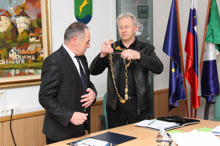 Župan je iz rok najstarejšega svetnika Bojana Vidmarja, ki je tudi vodil ustanovno sejo, prejel insignije.