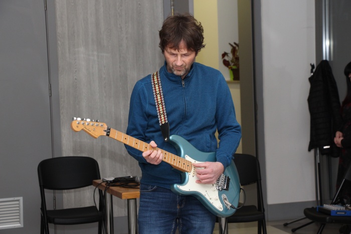 Kitarist Jernej Zoran je odprtje razstave pospremil z glasbo.