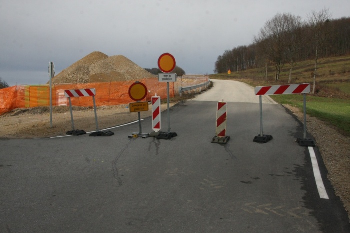 Obstoječo cesto mimo preboja so zaradi posedanja terena zaprli za promet. (Foto: R. N.)