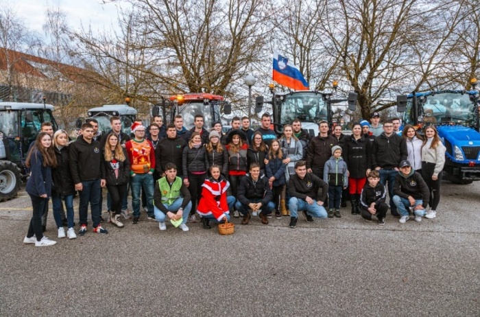 Udeleženci traktorijade, preden so odšli na pot. (Foto: FB DPM Brežice/Boris Kovačič)
