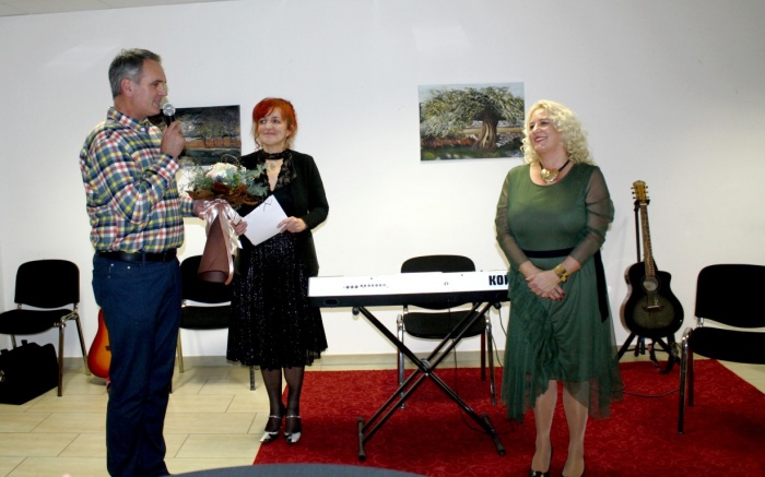 Tanji Vugrin (desno) je čestital tudi član sveta krajevne skupnosti  Jesenice na Dolenjskem Bogdan Palovšnik, pred tem je slikarko  predstavila predsednica Turističnega društva in tajnica krajevne  skupnosti Jesenice na Dolenjskem Rajka Križanac. (Vse foto: M. L.)
