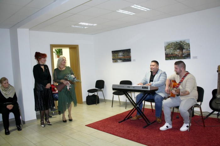 Slikam Tanje Vugrin sta se z živahnim glasbenim nastopom poklonila tudi njena sinova Tomaž (drugi z desne) in Matija.