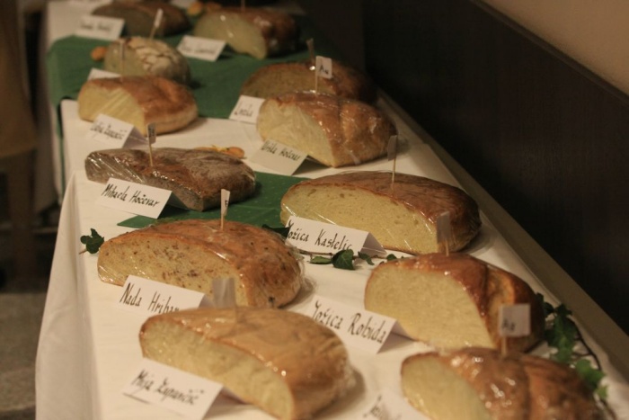 Ocenjevalna komisija je prejela 74 različnih kruhov.