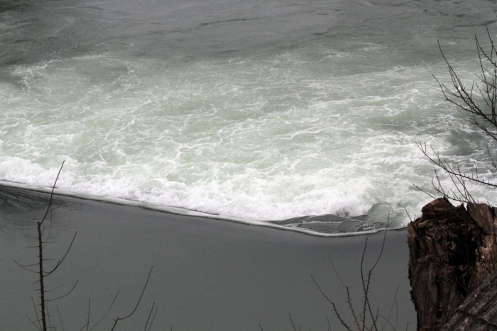 Rola pod Volavškim jezom je ob nekaterih vodostajih smrtno nevarna. (Foto: I. Vidmar)