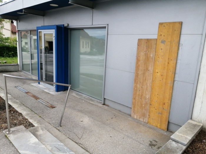 Bankomata banke NLB v Straži ni od 12. maja. (Foto: RN)
