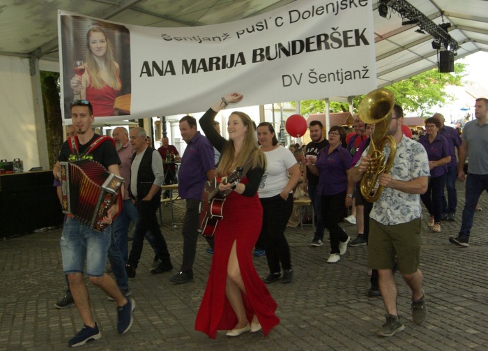 Takole burno je oder prihajala kandidatka Ana Marija Bunderšek, tudi glasbenica.