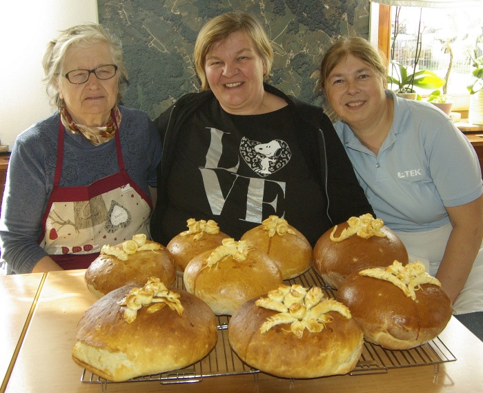 Trojica se veseli lepih izdelkov (od leve proti desni): Olga Vene, predsednica društva Danijela Pavlič in gostiteljica Tanja Luzar