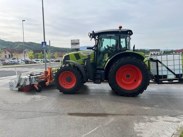 Po šmarješki občini že brni nov traktor, pridobitev režijskega obrata. (Foto: OŠT)