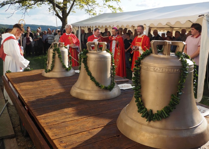 V podružnični cerkvici sv. Florjana v Račjem Selu že zvonijo trije novi bronasti zvonovi.