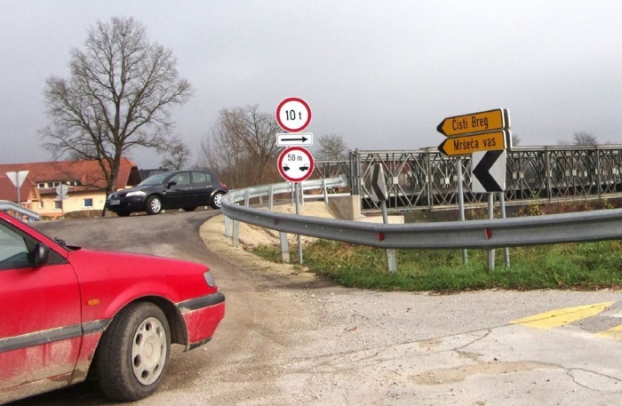 Deset let je že, odkar krajani začasno uporabljajo nadomestni most čez Krko v Mršeči vasi. (Foto: L. M.)