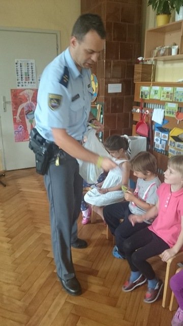 Obisk policista v Vrtcu Žužemberk