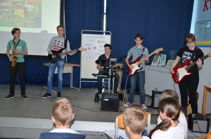 Glasbeniki iz 8. in 9. razreda so zaigrali Grem domov v Novo mesto.