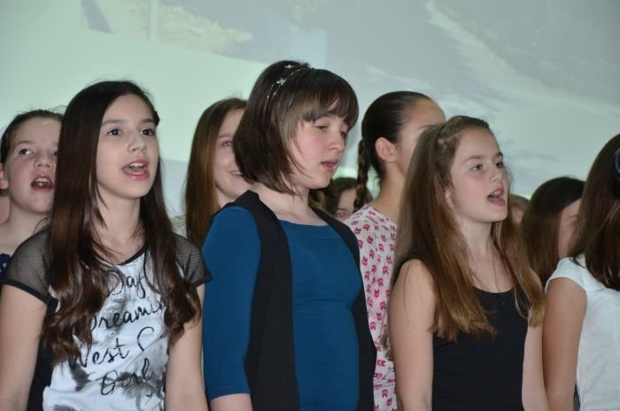 Pevke  mladinskega pevskega zbora.