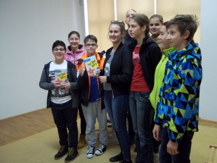 Sedmošolca sta prejela knjigo M. Mazzinija Zvezde vabijo.