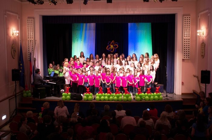 Poj z menoj - revija otroških in mladinskih pevskih zborov občine Sevnica