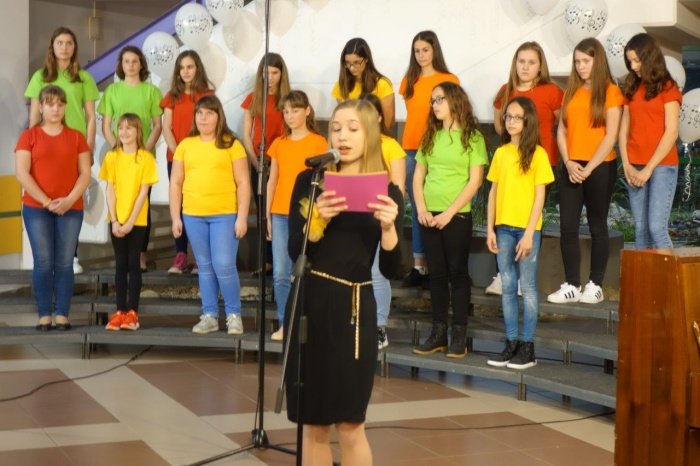 Ekonomska in trgovska šola odprla vrata mladinskim pevskim zborom
