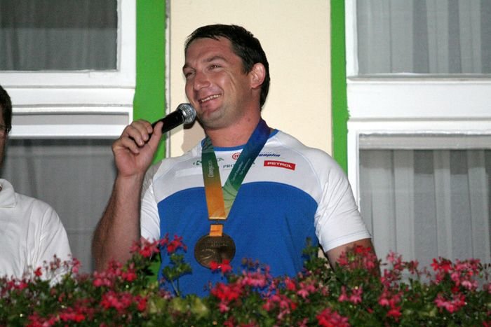 Primož Kozmus ob prihodu v Brežice po bronasti medalji na svetovnem prvenstvu v južnokorejskem Daeguju. (Foto: B. B.)